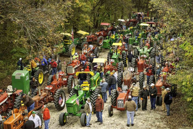 AntiqueTractorRide-WideShot-2-2000-04903e82f2a74125b54e31e017116f5a