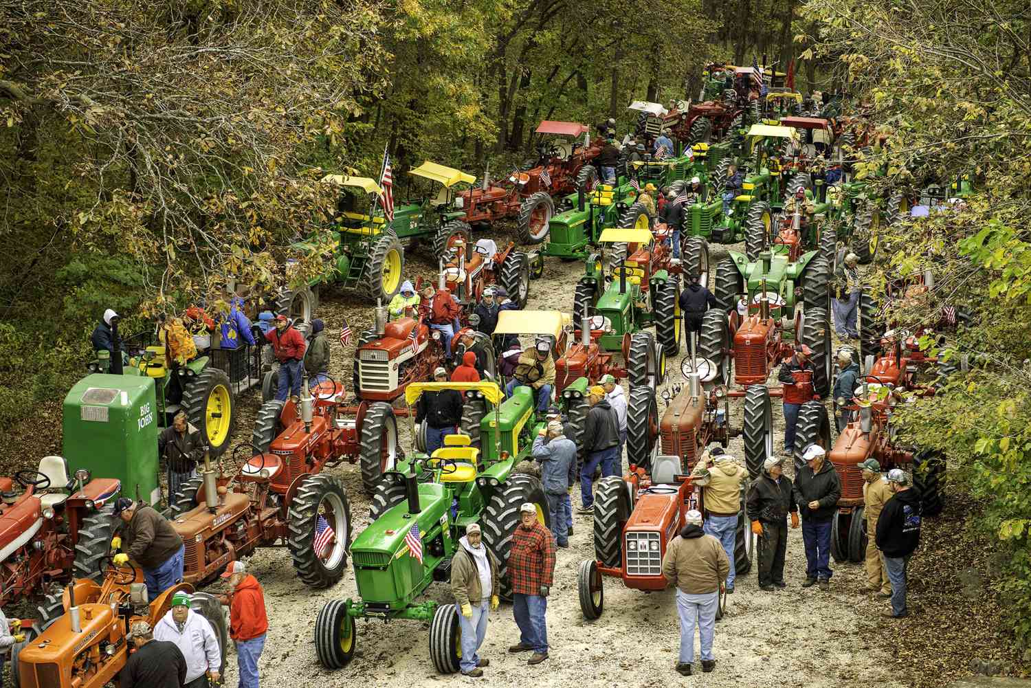 AntiqueTractorRide-WideShot-2-2000-04903e82f2a74125b54e31e017116f5a